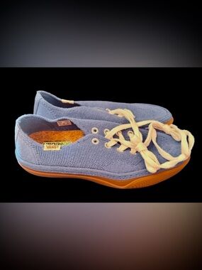 Vans Light Blue Canvas Sneakers Shoes size 6 Men’s or Size 7.5 Women’s